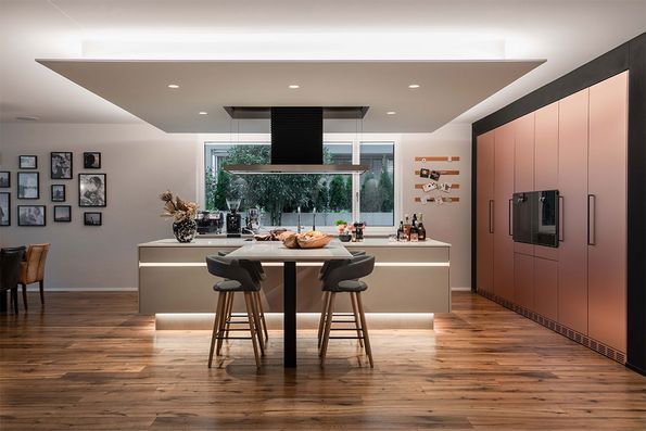 WESCO Atelier Deckenlifthaube in Design Küchen by Theo Zbären